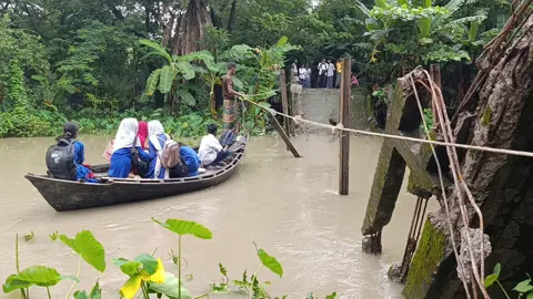 তালতলীতে সেতু ভেঙে বিচ্ছিন্ন যোগাযোগ, ঝুঁকি নিয়ে খাল পার শিক্ষার্থীদের