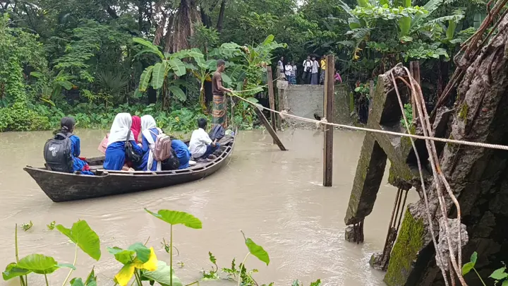 তালতলীতে সেতু ভেঙে বিচ্ছিন্ন যোগাযোগ, ঝুঁকি নিয়ে খাল পার শিক্ষার্থীদের