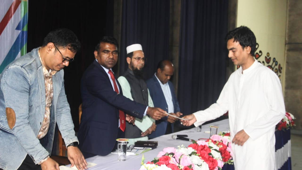 টাঙ্গাইলে শহীদ পরিবার ও আহতদের আর্থিক সহায়তা