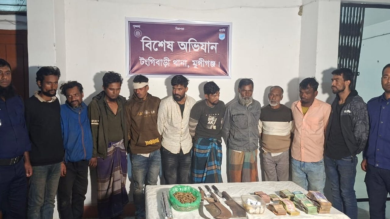 মুন্সীগঞ্জে যৌথ বাহিনীর অভিযানে দেশীয় অস্ত্র ও মাদকসহ আটক ১০