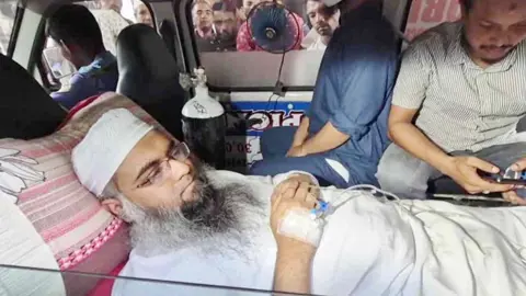 অ্যাম্বুলেন্সে আদালতে হাজিরা দিলেন সাবেক এনসিপি নেতা তানভীর