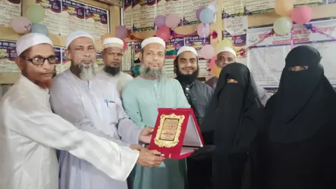 মাত্র ১০ মাসে কোরআনের হাফেজা হলো ১৪ বছরের তানজিলা
