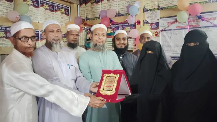মাত্র ১০ মাসে কোরআনের হাফেজা হলো ১৪ বছরের তানজিলা
