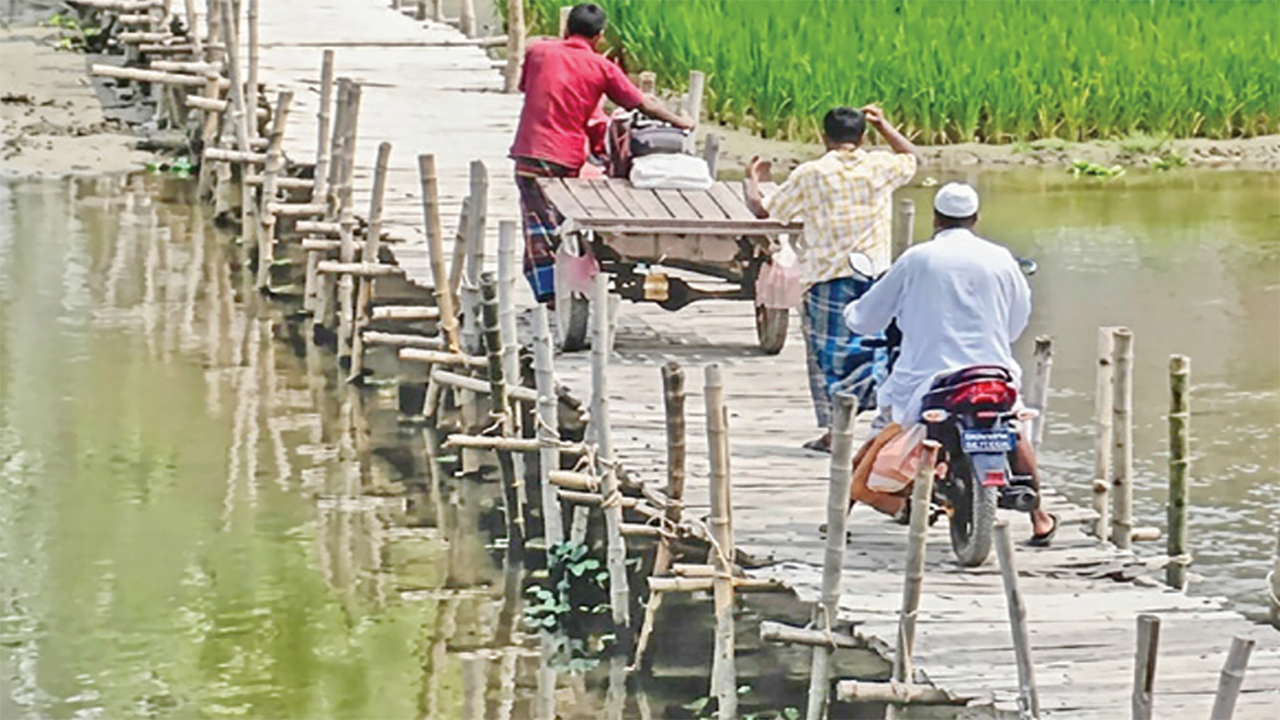 তারাগঞ্জে সেতুর অভাবে দুর্ভোগে ২০ গ্রামের মানুষ