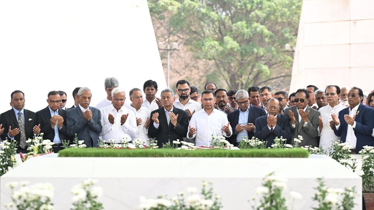 জিয়াউর রহমান ও খালেদা জিয়ার সমাধিতে প্রধানমন্ত্রীর শ্রদ্ধা