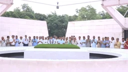 জিয়াউর রহমান ও খালেদা জিয়ার সমাধিতে তারেক রহমানের শ্রদ্ধা