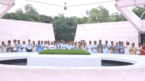 জিয়াউর রহমান ও খালেদা জিয়ার সমাধিতে তারেক রহমানের শ্রদ্ধা