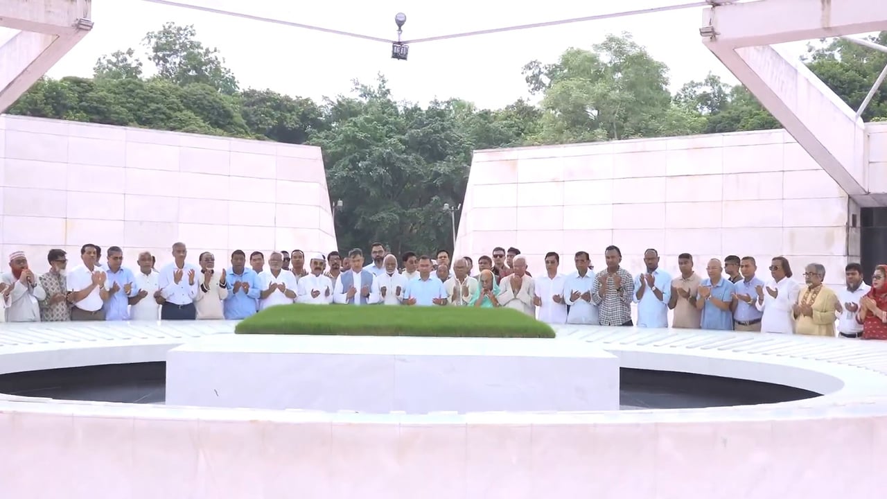 জিয়াউর রহমান ও খালেদা জিয়ার সমাধিতে তারেক রহমানের শ্রদ্ধা