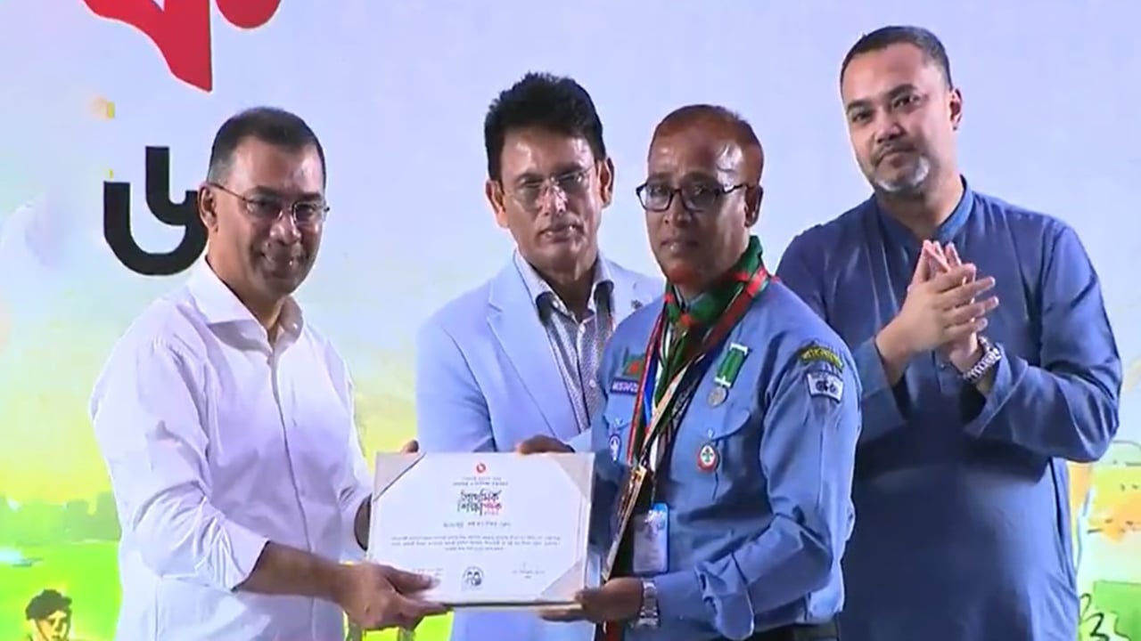 ‘প্রাথমিক শিক্ষা পদক’ বিতরণ করছেন প্রধানমন্ত্রী