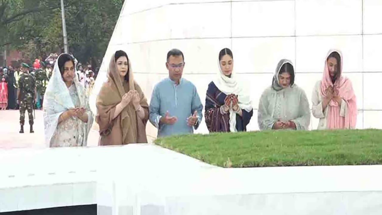 মা-বাবার কবর জিয়ারত করলেন প্রধানমন্ত্রী