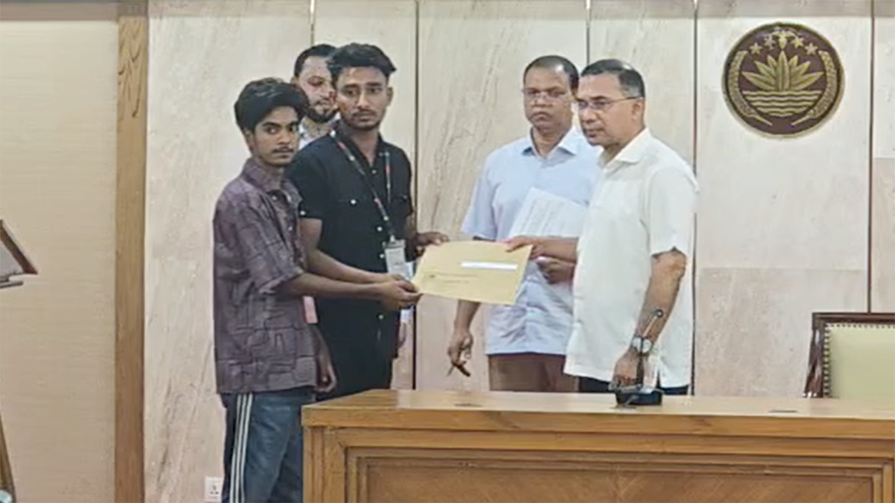 গুম-খুন ও শহীদ পরিবারের সদস্যদের হাতে চাকরির নিয়োগপত্র তুলে দিলেন প্রধানমন্ত্রী