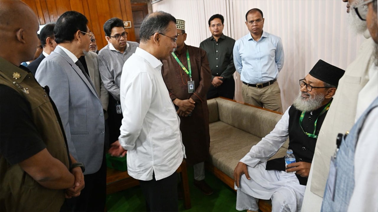 অধিবেশন চলাকালে অসুস্থ হওয়া বিরোধী দলীয় এমপির খোঁজ নিলেন প্রধানমন্ত্রী