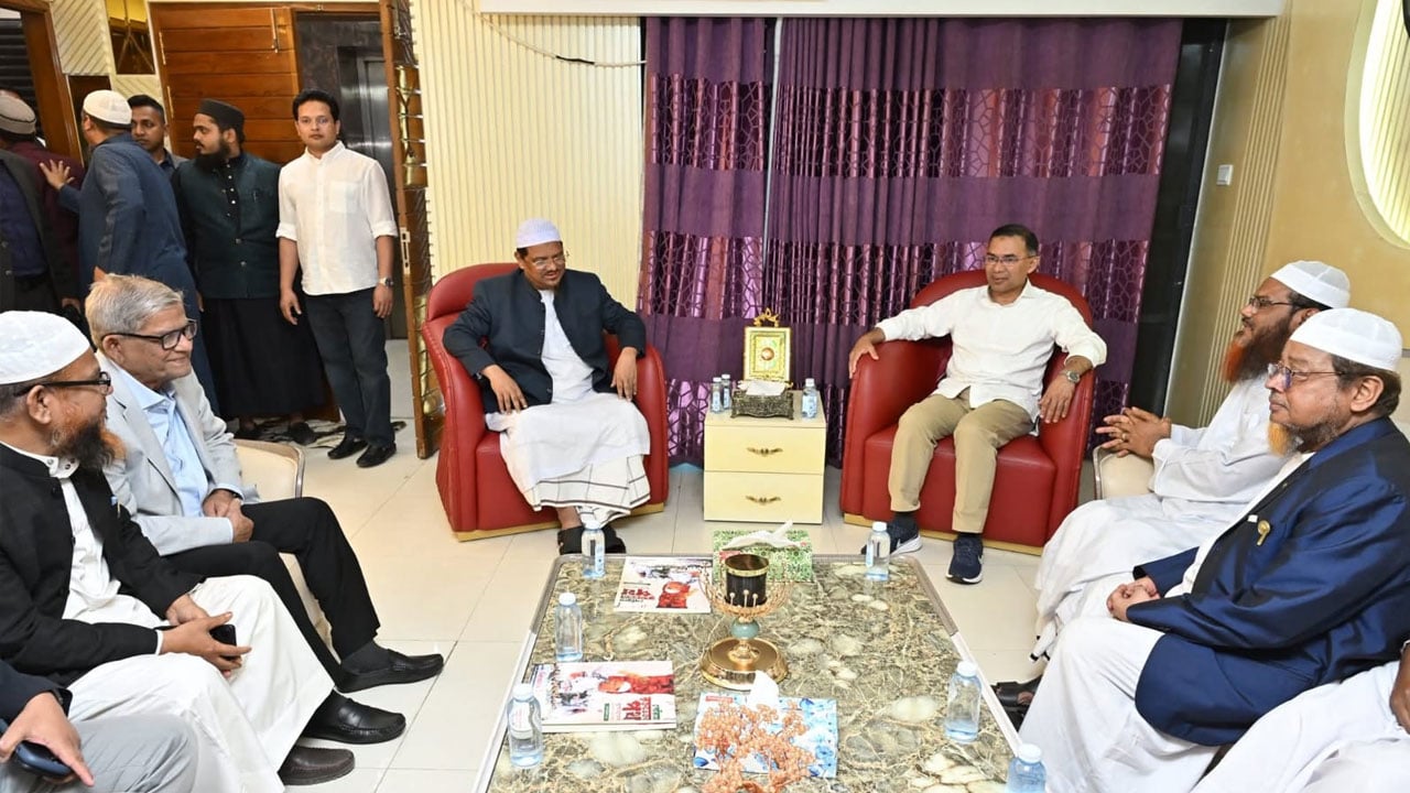 চরমোনাই পীরের বাসায় তারেক রহমান