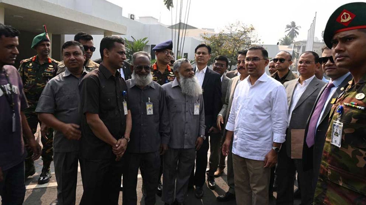 কার্যালয়ের পুরনো কর্মচারীদের কাছে ডেকে কথা বললেন প্রধানমন্ত্রী