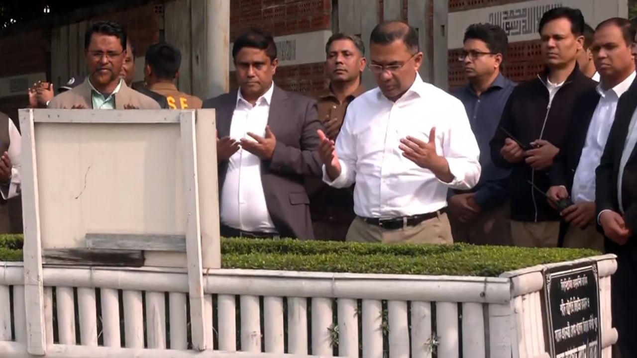 ছোট ভাইয়ের কবর জিয়ারত করলেন তারেক রহমান