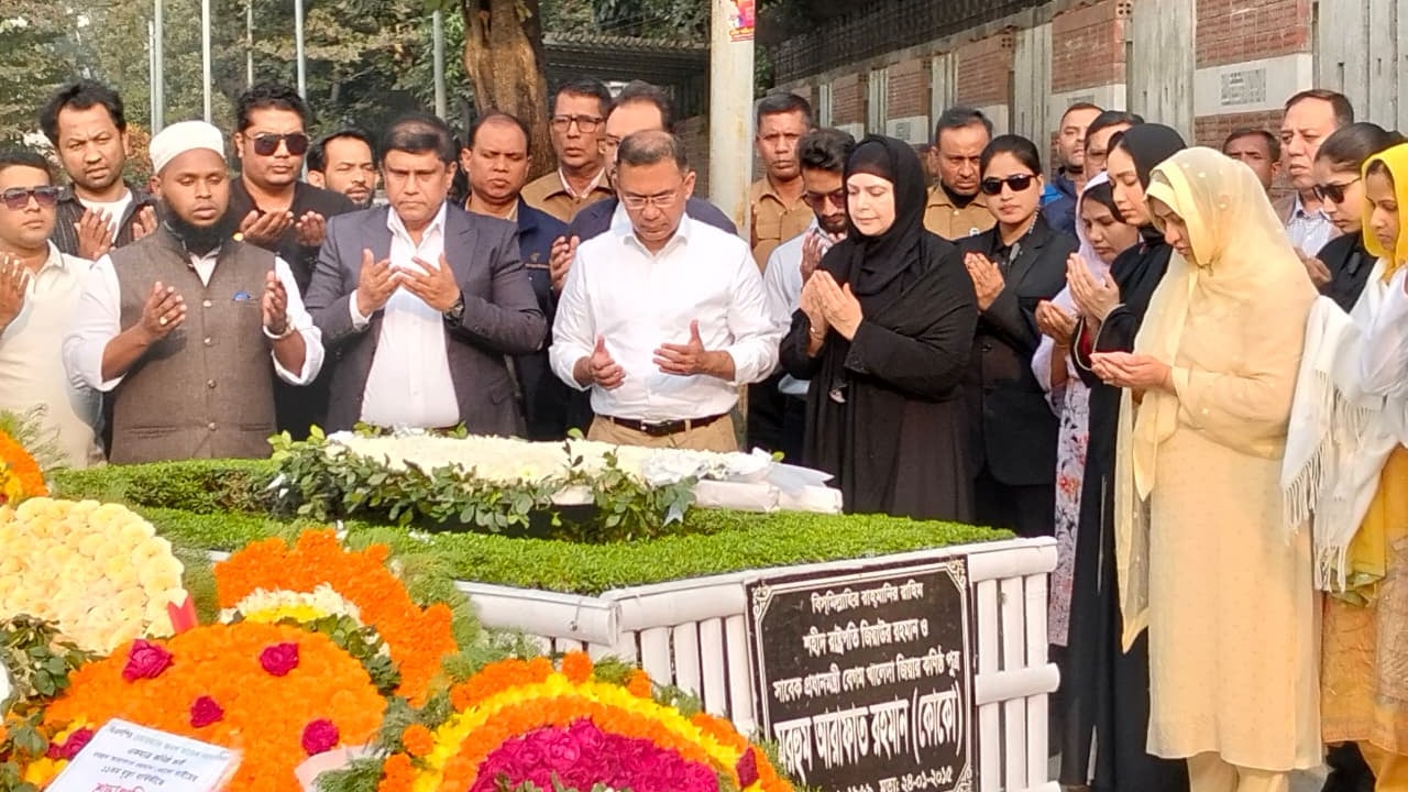 আরাফাত রহমান কোকোর কবর জিয়ারত করলেন তারেক রহমান