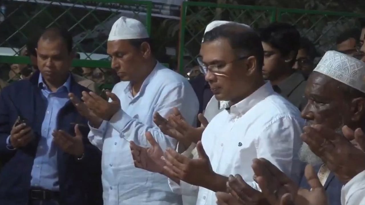 শহীদ আবু সাঈদের কবর জিয়ারত করলেন তারেক রহমান