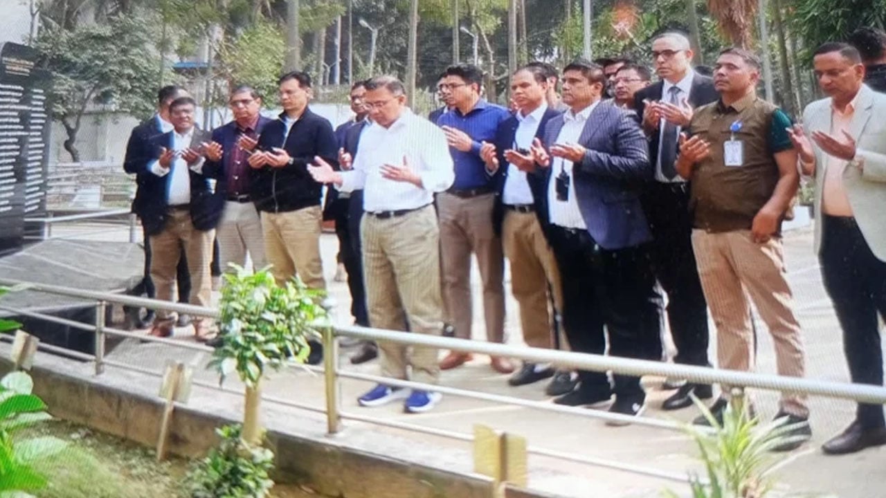 পিলখানায় শহীদদের কবর জিয়ারত করলেন তারেক রহমান