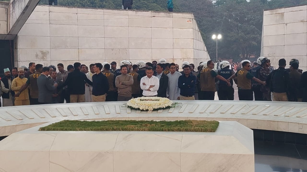 বাবার কবর জিয়ারত শেষে নীরবে দাঁড়িয়ে থাকলেন তারেক রহমান