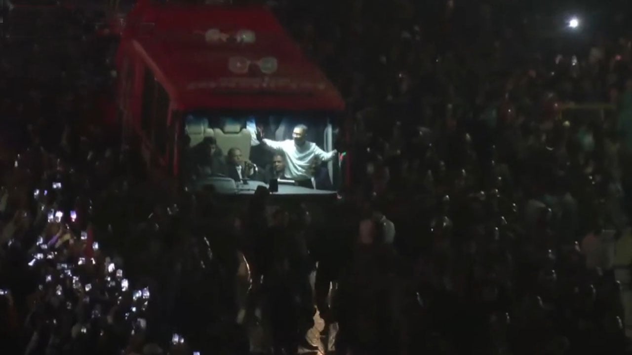 মায়ের সাথে সাক্ষাৎ শেষে এভারকেয়ার থেকে বের হলেন তারেক রহমান