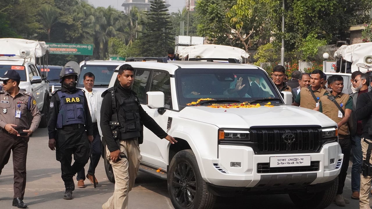 তারেক রহমানের চলন্ত গাড়িতে খাম লাগিয়ে বাইকারের পলায়ন