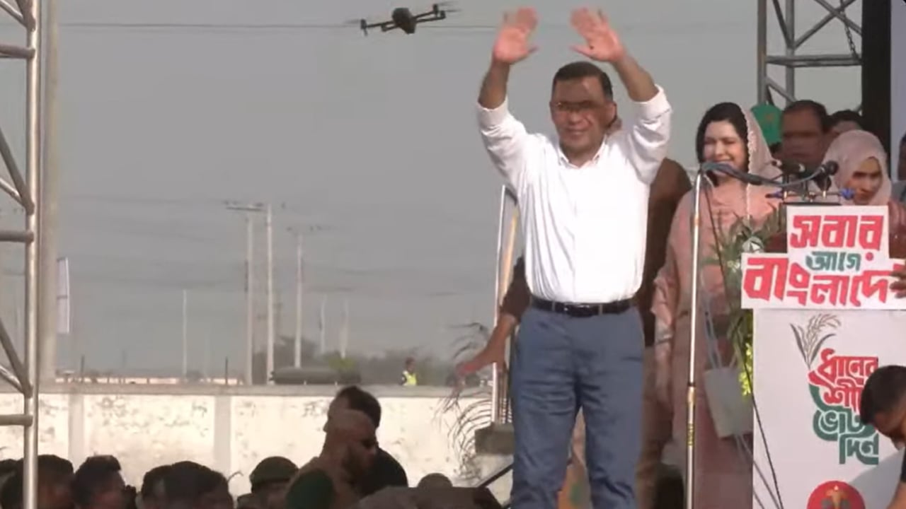 সিরাজগঞ্জে জনসভা মঞ্চে তারেক রহমান