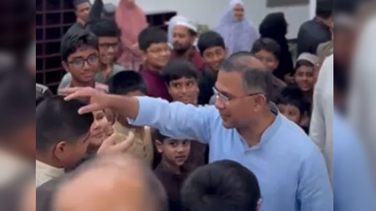 জুমার নামাজ শেষে শিশুদের সঙ্গে শুভেচ্ছা বিনিময় প্রধানমন্ত্রীর