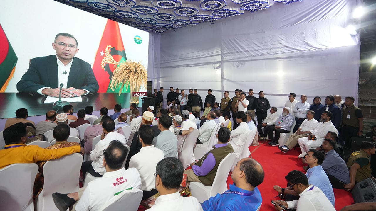 নেতাকর্মীদের সঙ্গে স্ক্রিনে নিজের ভাষণ দেখলেন তারেক রহমান