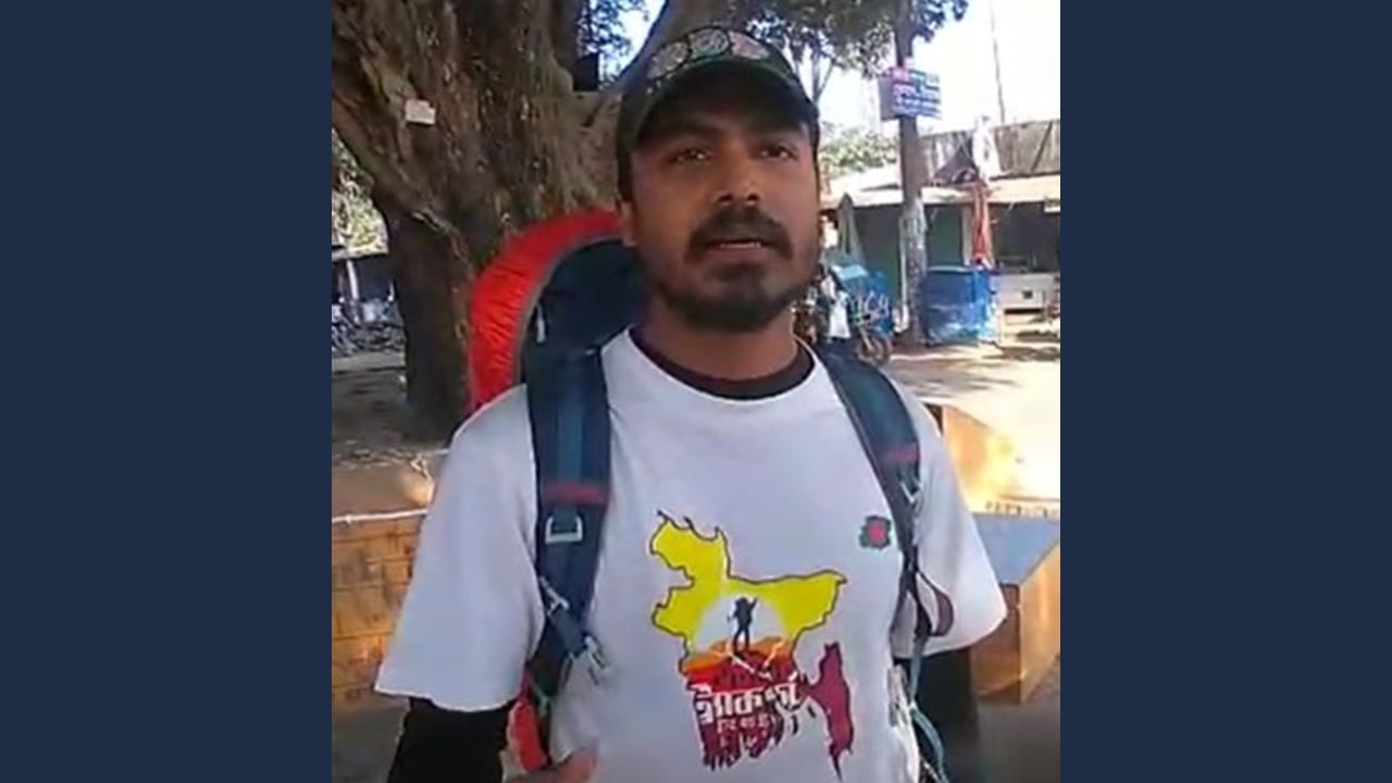 বাংলাবান্ধা থেকে যুবকের পায়ে হেঁটে টেকনাফ যাত্রা