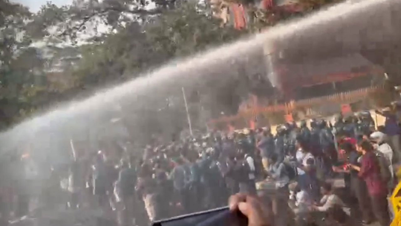 প্রাথমিকে নিয়োগ প্রত্যাশীদের পদযাত্রায় পুলিশের বাধা, গরম পানি নিক্ষেপ