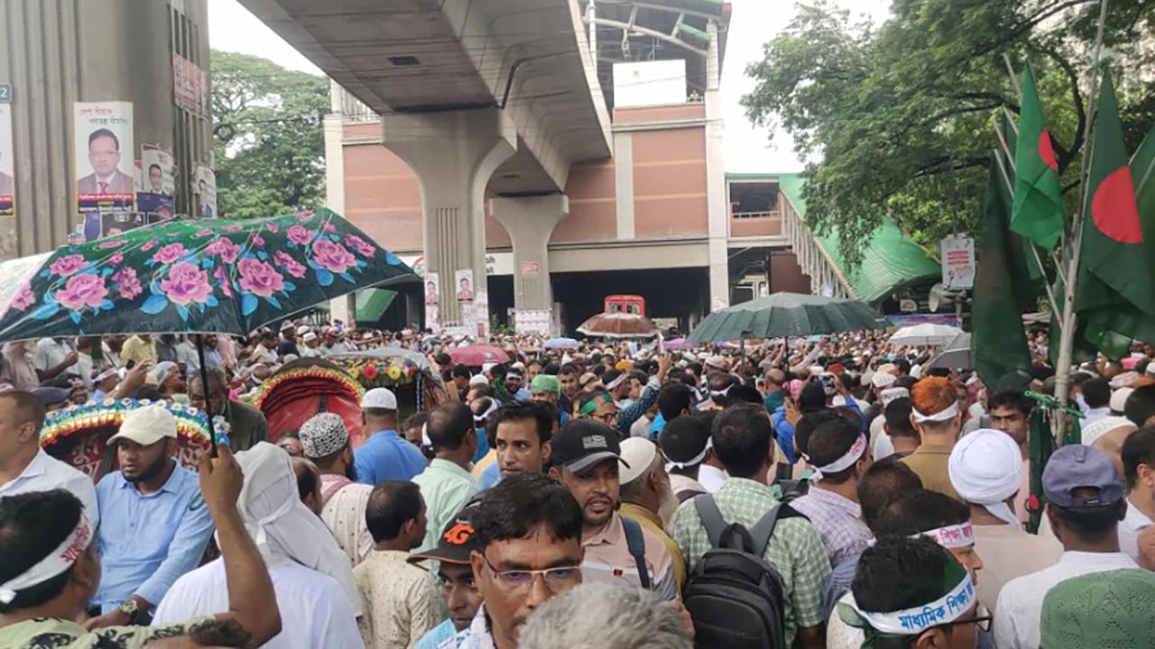 প্রেসক্লাবের সামনে শিক্ষকদের বিক্ষোভ, যান চলাচল বন্ধ