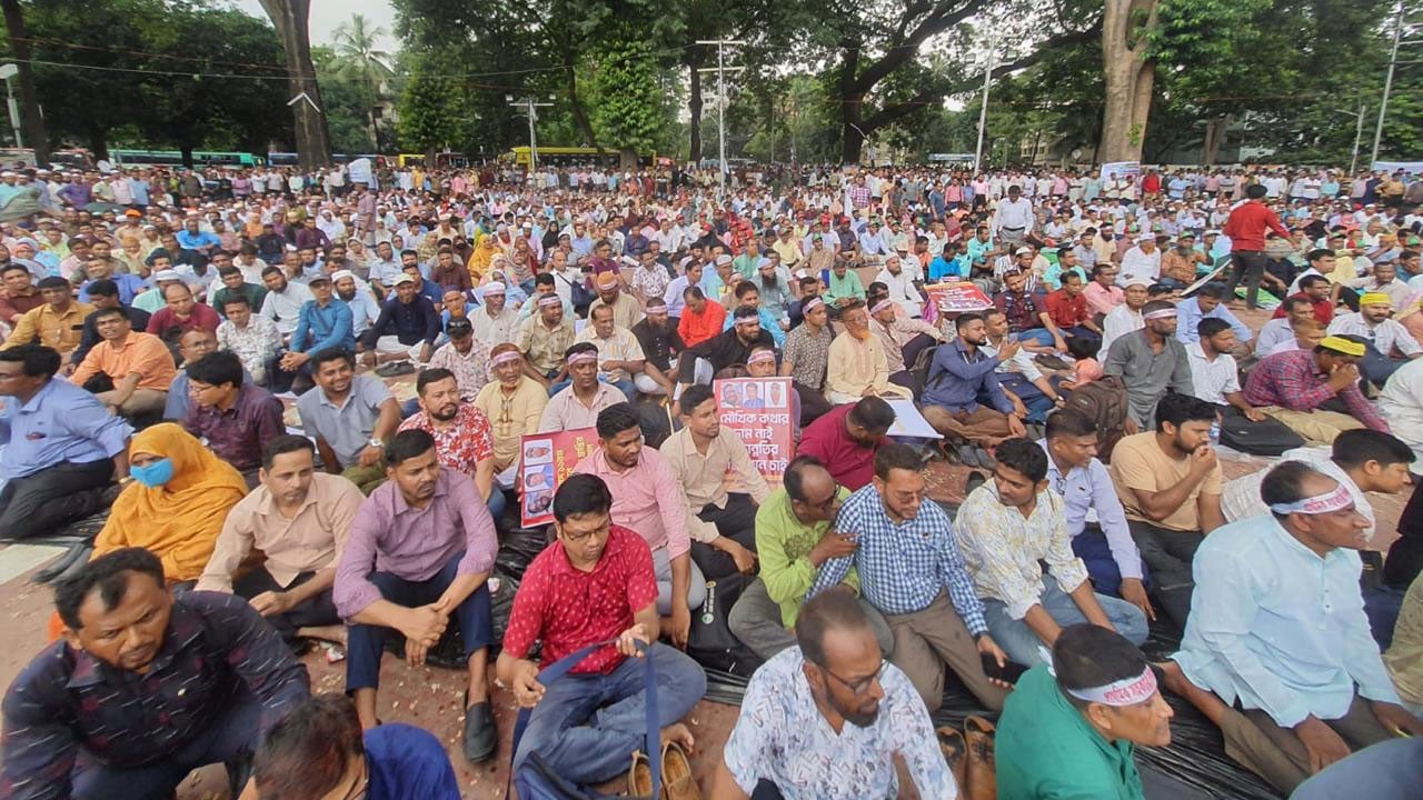 তিন দফা দাবিতে শহীদ মিনারে প্রাথমিক শিক্ষকদের সমাবেশ