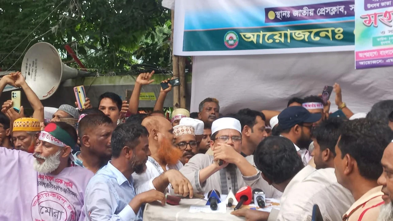 সরকারকে এক মাসের ‘আলটিমেটাম’ শিক্ষকদের
