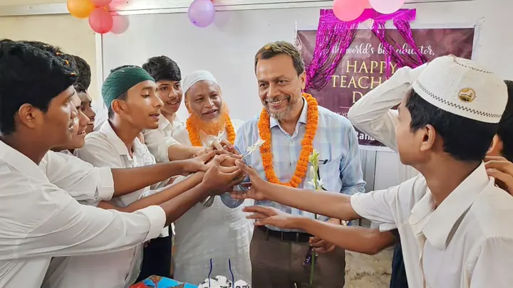 শিক্ষকদের হাতে ভালোবাসার উপহার তুলে দিলেন শিক্ষার্থীরা