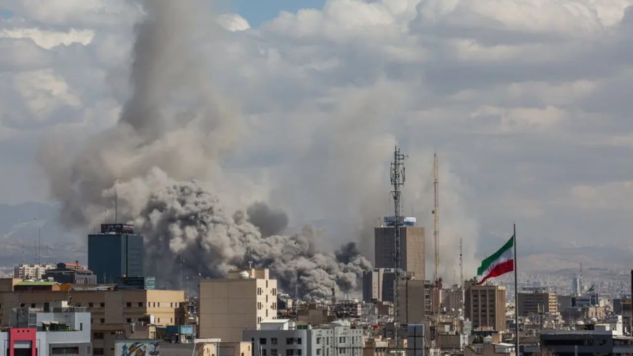 যুদ্ধের চেয়ে আত্মসমর্পণকেই বেশি ভয় পায় ইরান