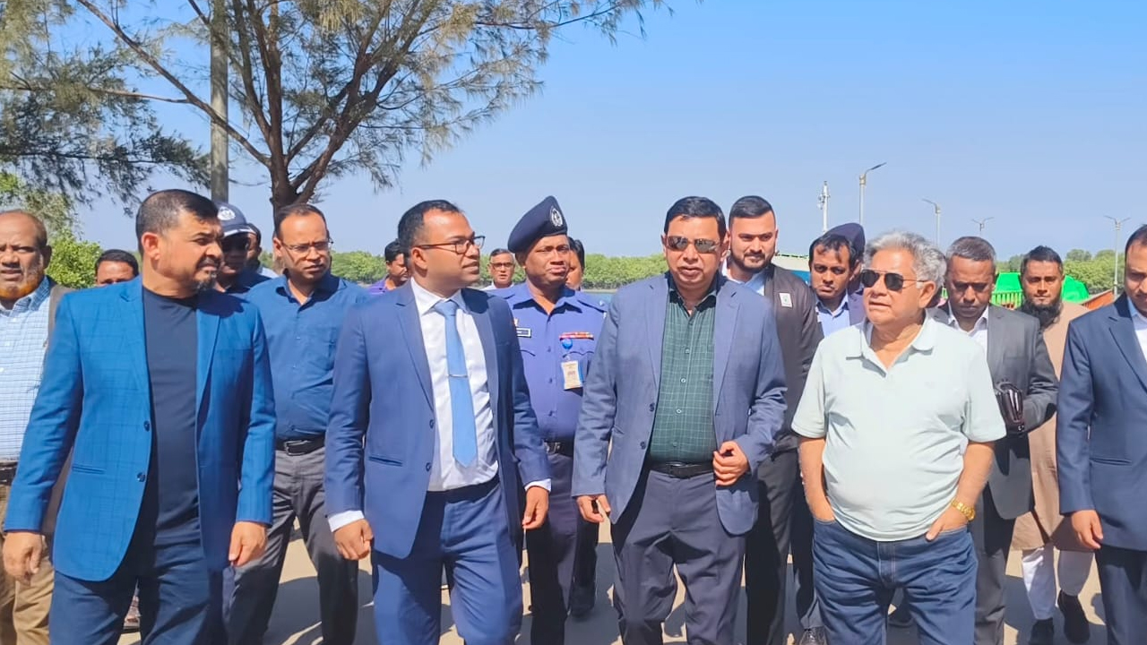 টেকনাফ স্থলবন্দরে বাণিজ্য সচল রাখার চেষ্টা চলছে