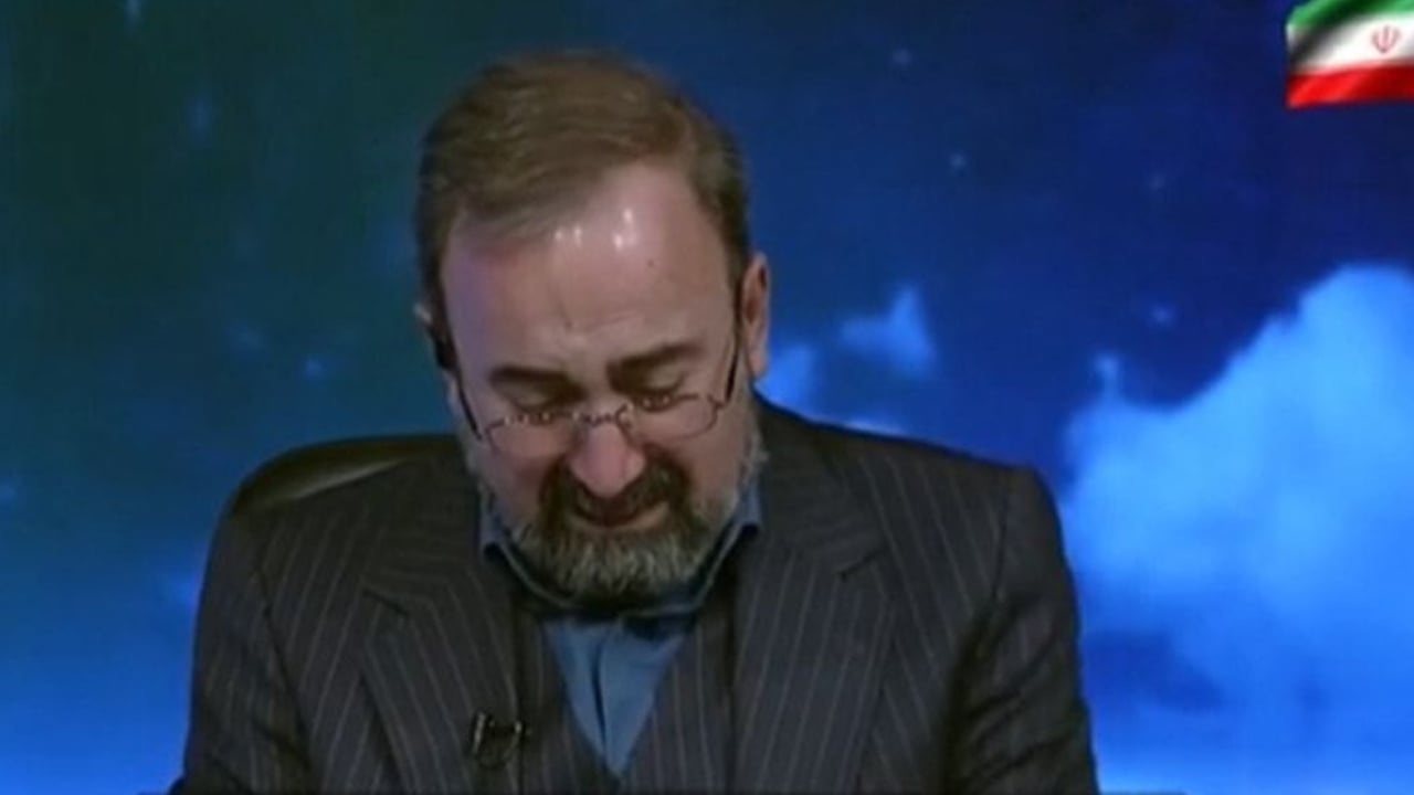 খামেনির মৃত্যুসংবাদ পড়তে গিয়ে কান্নায় ভেঙে পড়লেন টিভি উপস্থাপক