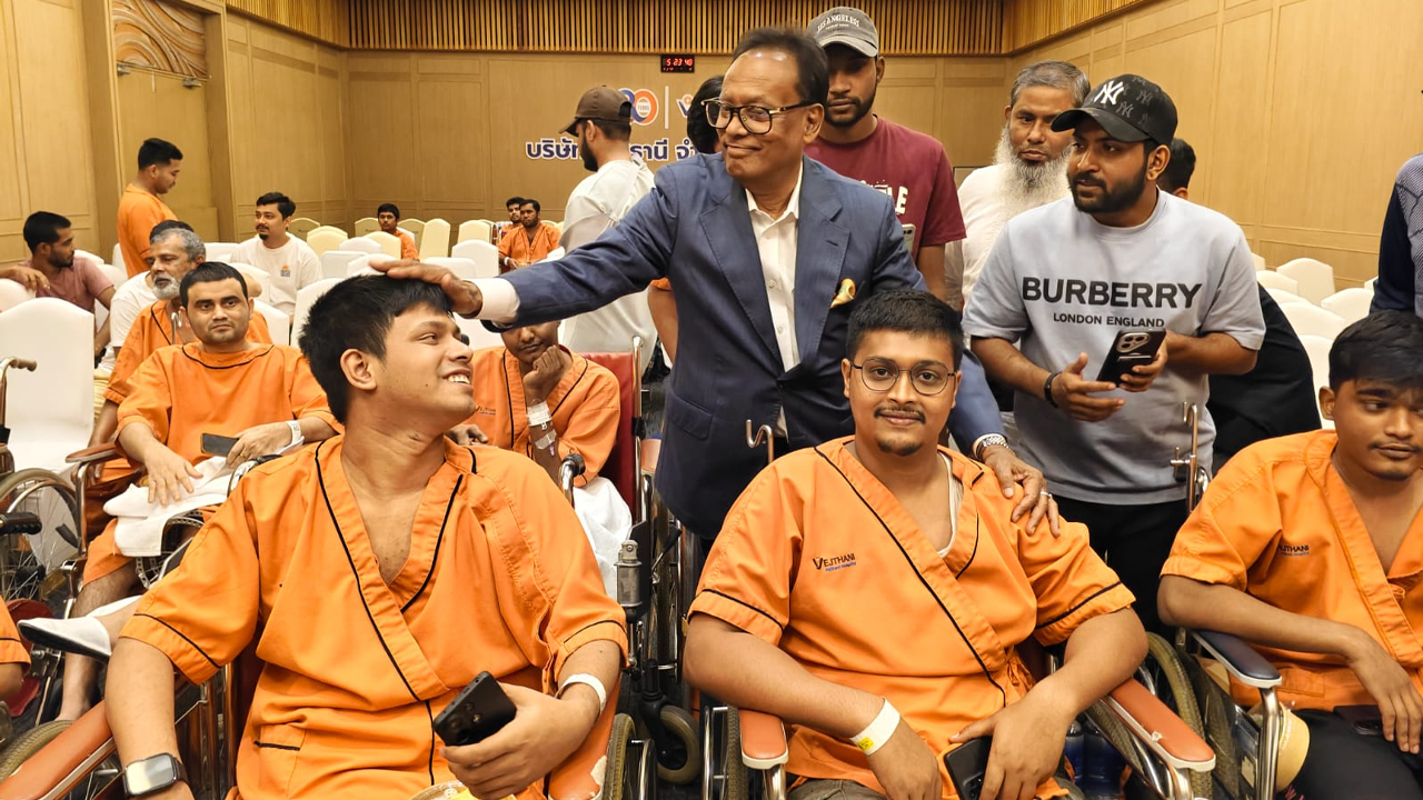 থাইল্যান্ডে চিকিৎসাধীন জুলাই যোদ্ধাদের খোঁজ নিলেন ফকির মাহবুব আনাম