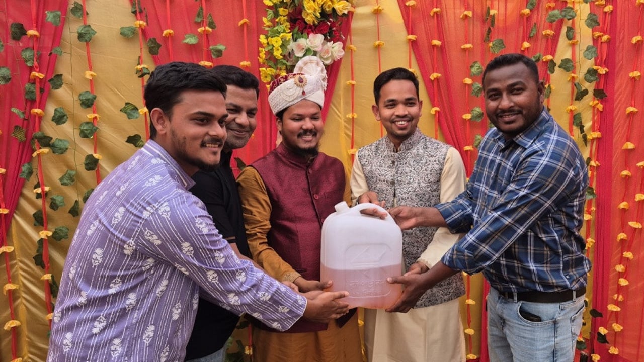 বিয়ের অনুষ্ঠানে বরকে অকটেন উপহার