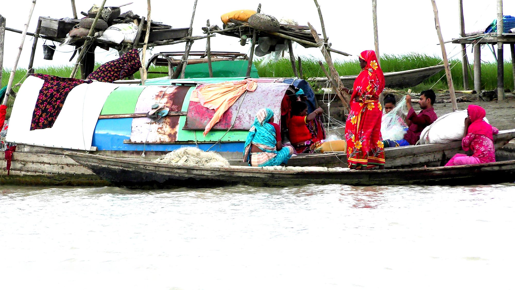 ভাসমান জেলেনিদের জীবনসংগ্রাম