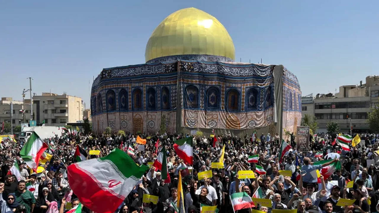 Thousands march in Tehran 01