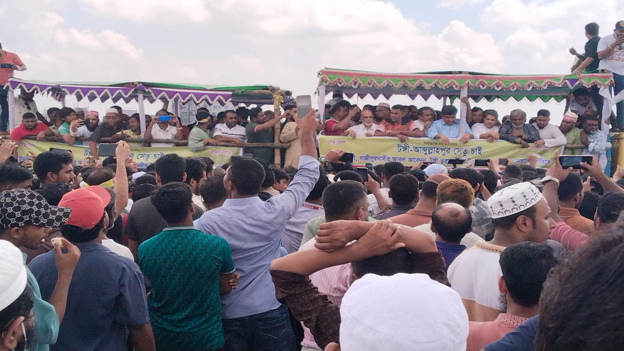 টঙ্গীতে মহাসড়ক অবরোধ করে ব্যবসায়ীদের বিক্ষোভ