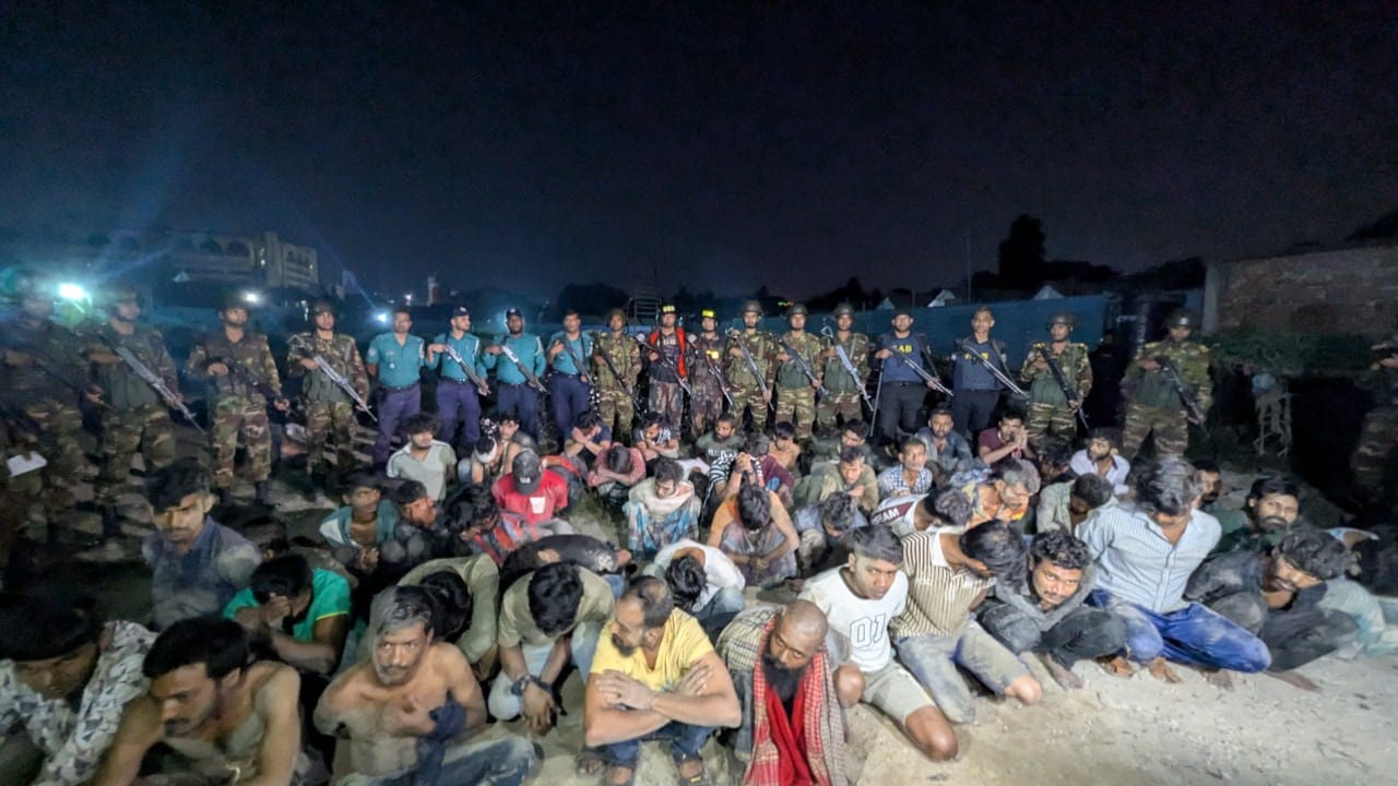 টঙ্গী বস্তিতে যৌথবাহিনীর অভিযানে গ্রেপ্তার ৬০