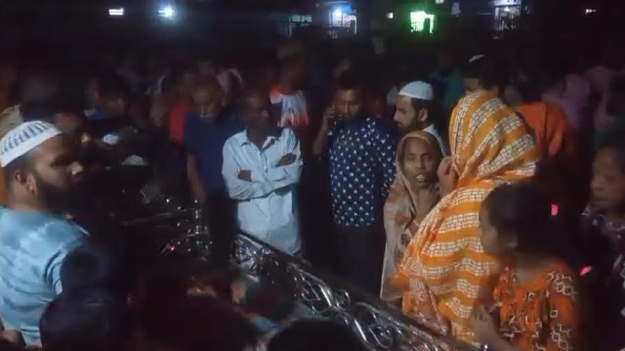 মায়ের সামনেই পিকআপের চাকায় পিষ্ট হলো ছেলে