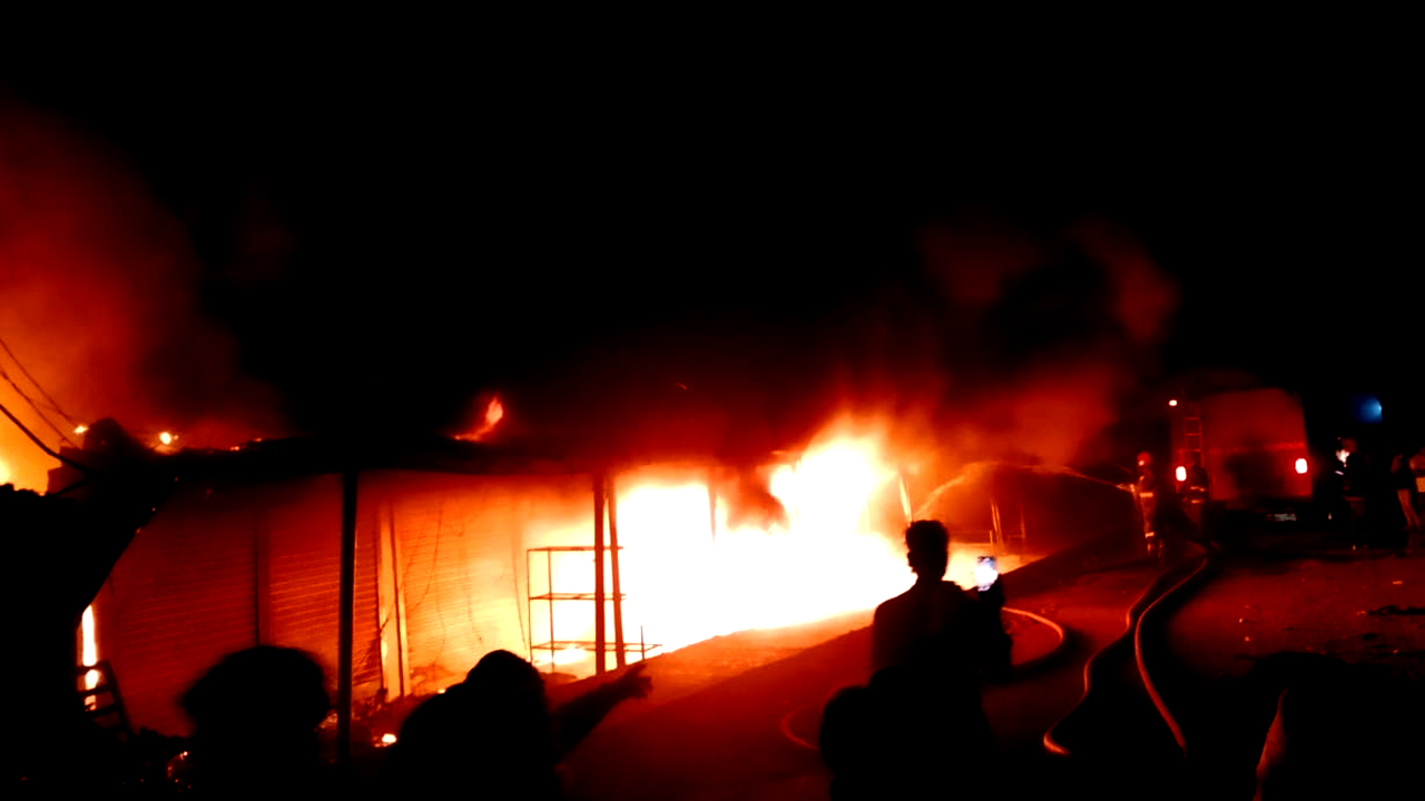 টঙ্গীতে ভয়াবহ আগুনে পুড়ল ৩০ দোকান