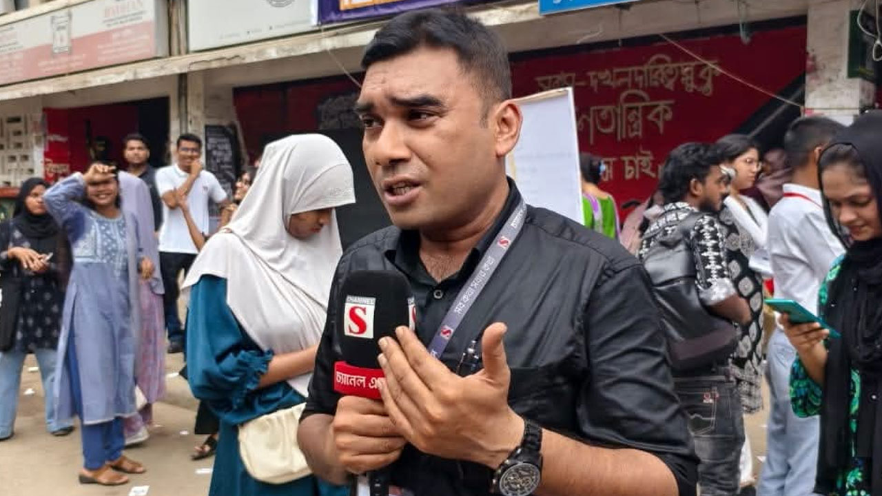 ডাকসুতে দায়িত্ব পালনকালে সাংবাদিকের মৃত্যু