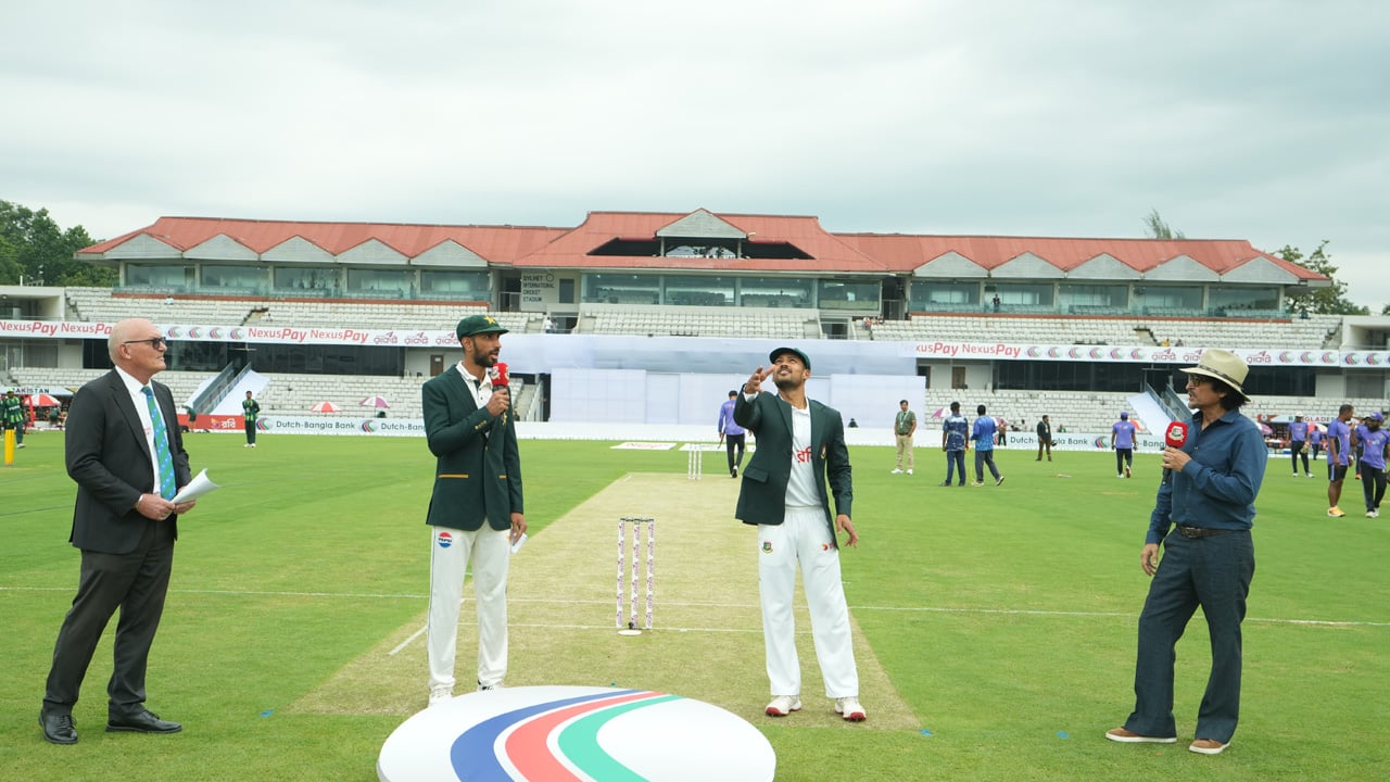 ৪৩৭ রানের লক্ষ্যে ব্যাট করতে নেমেছে পাকিস্তান