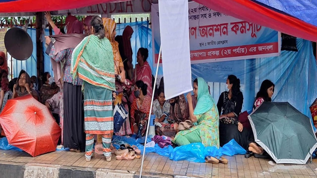 তথ্য আপা কর্মীরা ৪ দফা দাবিতে আমরণ অনশনে