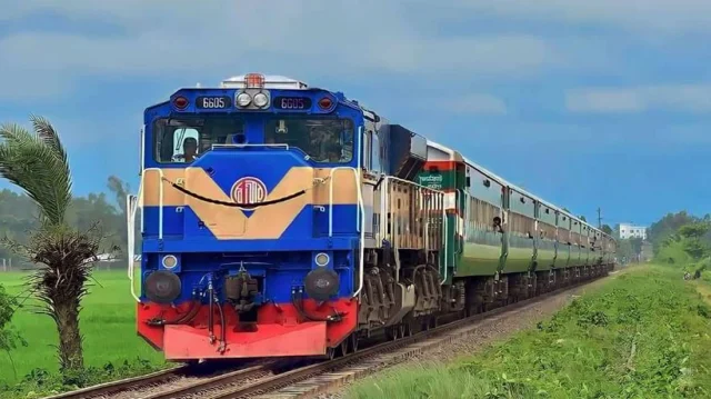 চলন্ত ট্রেনের ছাদ থেকে দুই কিশোরকে ফেলে দিল ছিনতাইকারীরা