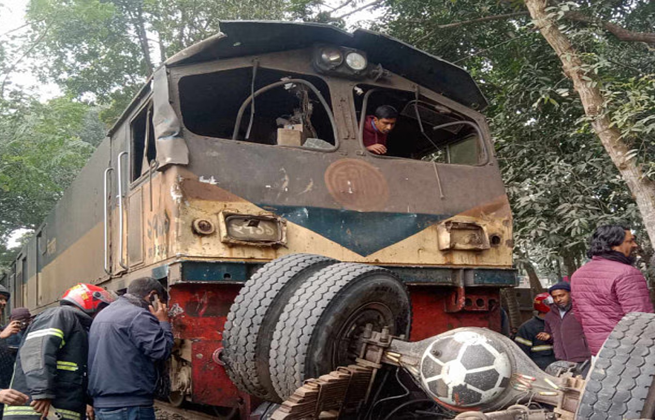 সরিষাবাড়ীতে ট্রেনের ধাক্কায় ট্রাক খণ্ডবিখণ্ড, ৫ ঘণ্টা পর ট্রেন চালু